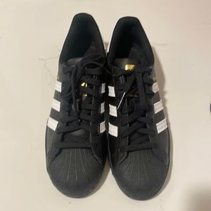 BLACK ADIDAS SUPERSTARS!!